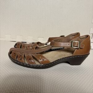 Clarks Womens Leather T-Strap Comfort Sandals Brown Leather Laser Cutout SIze 8